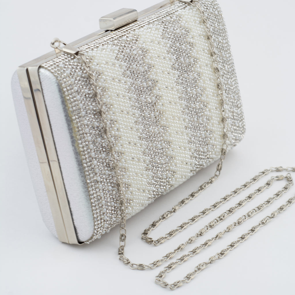 Bolsa de mano plateada con pedrería y perlas - Laila's Dress