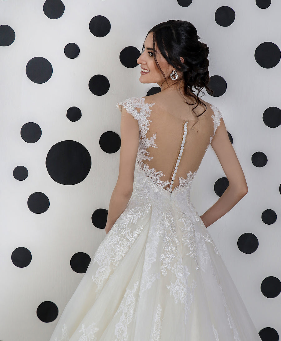 Vestido de novia con escote corazón y blusa sisada transparente