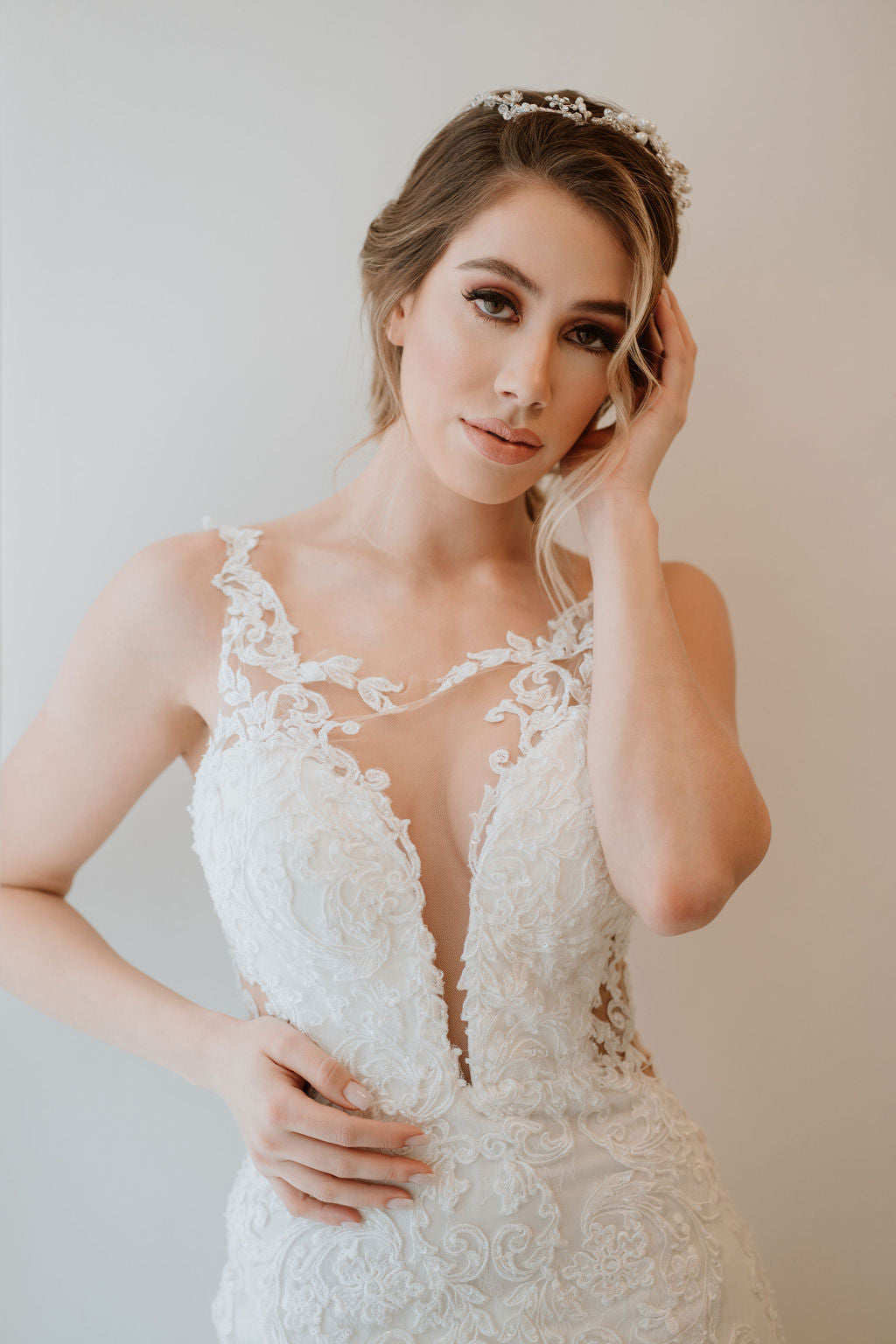 Vestido de novia con transparencia en costados