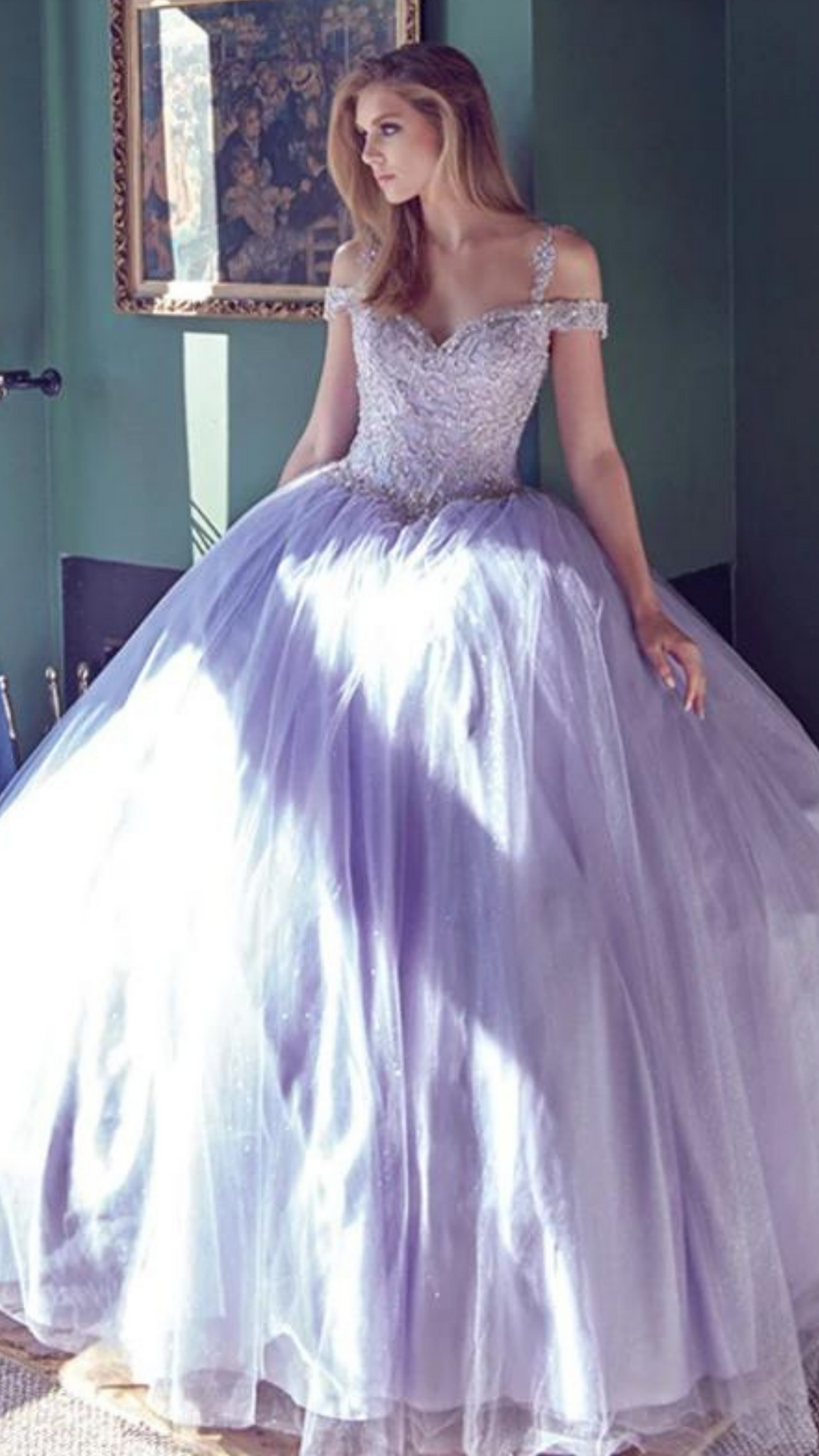 Vestido de XV años con manga caída y escote corazón