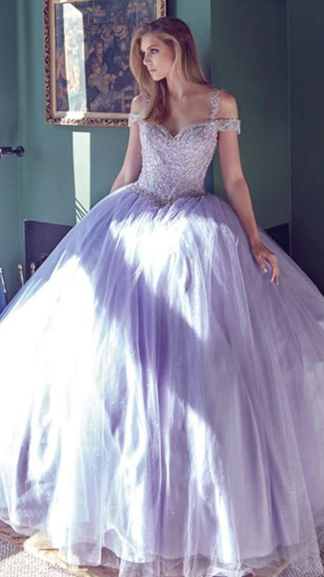 Vestido de XV años con manga caída y escote corazón