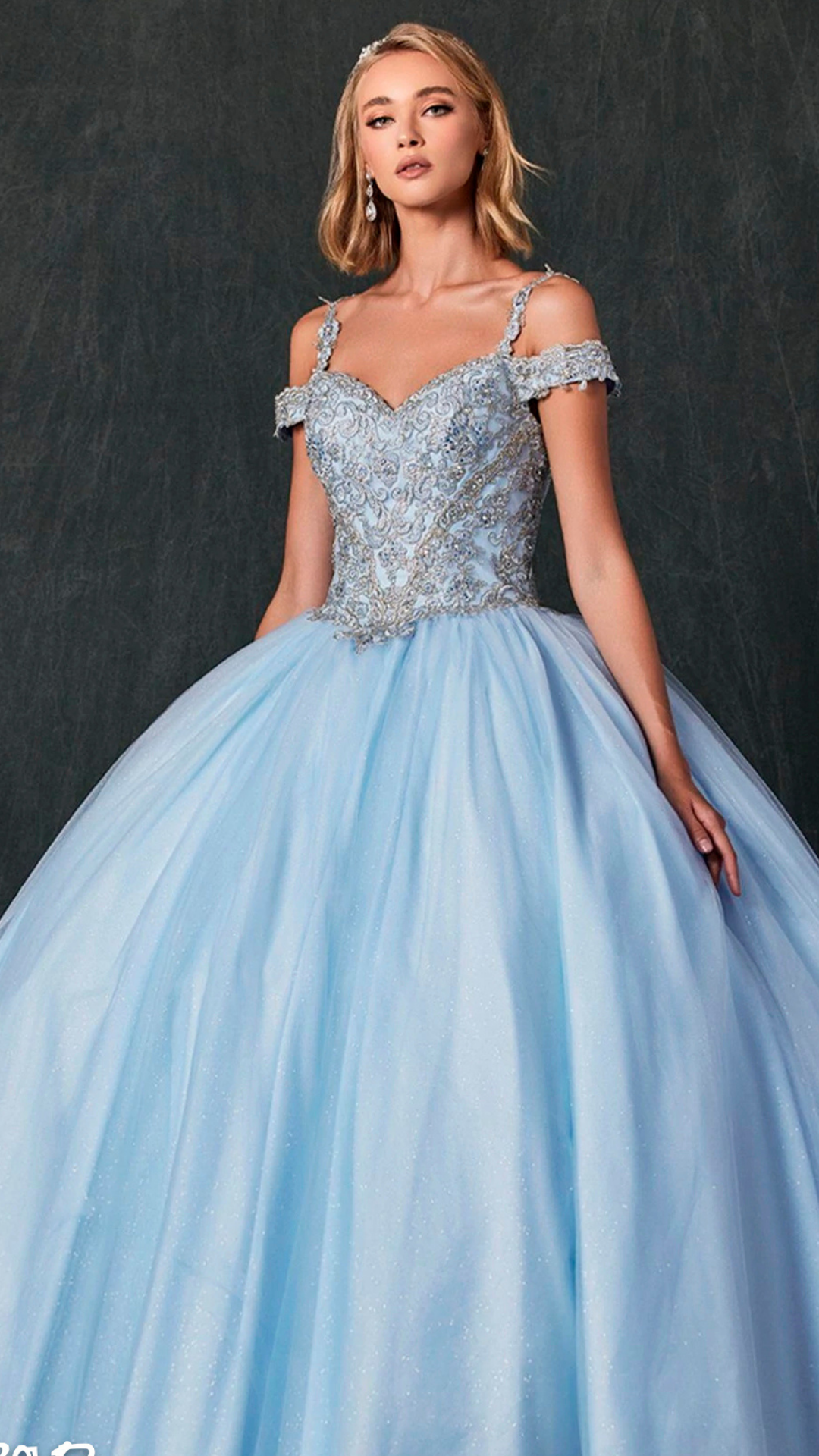 Vestido de XV años con manga caída y escote corazón
