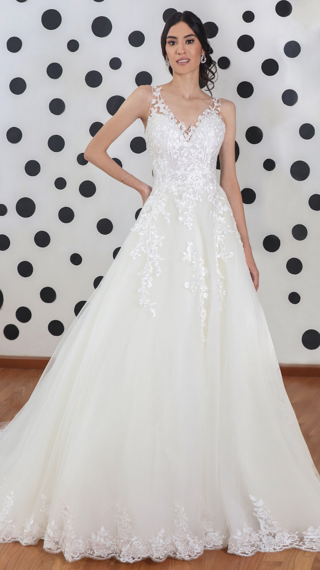 Vestido de novia sisado con escotes en V y aplicaciones bordadas