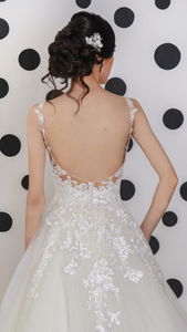 Vestido de novia sisado con escotes en V y aplicaciones bordadas