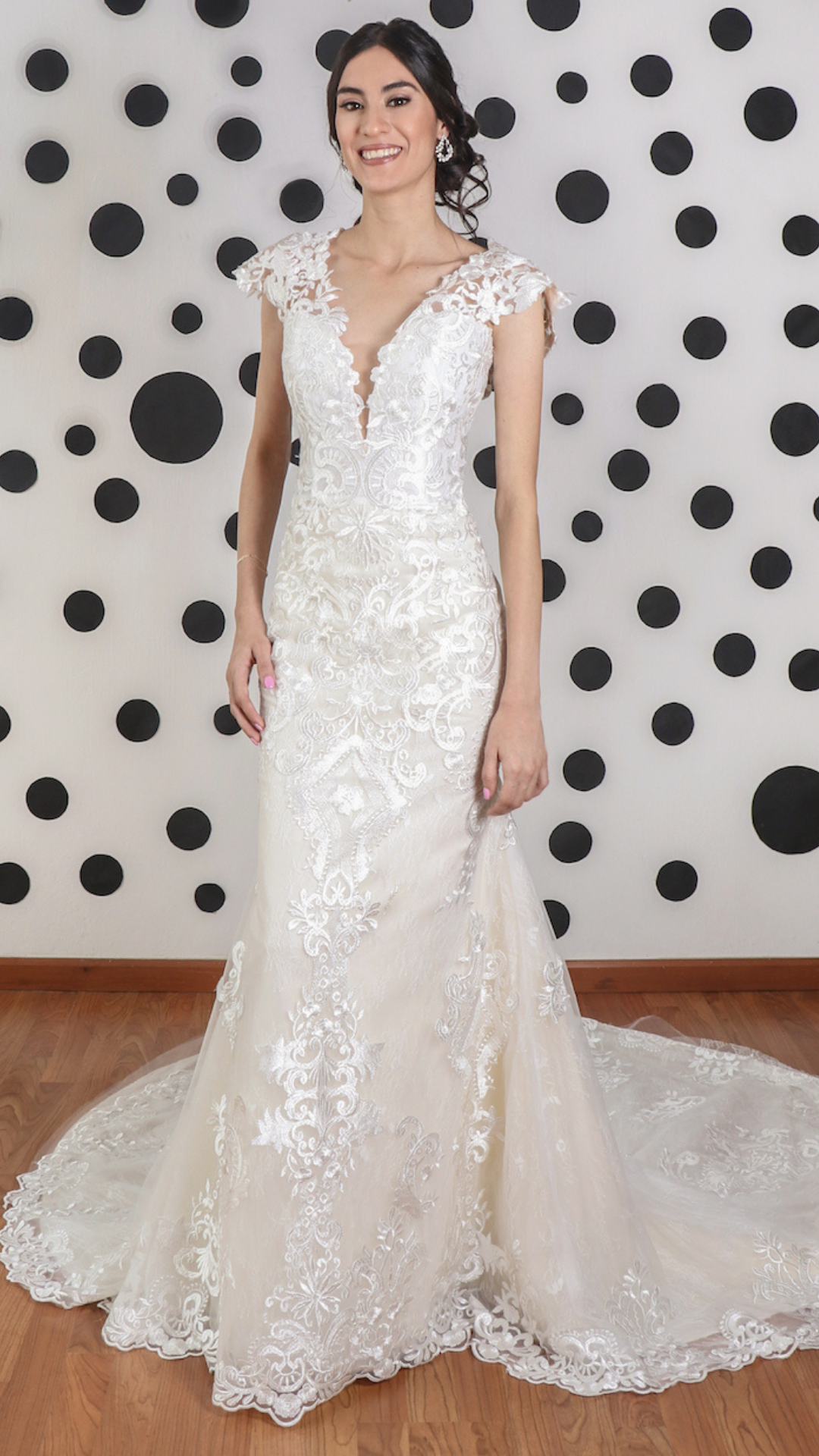 Vestido de novia corte sirena con manga corta y escote oasis