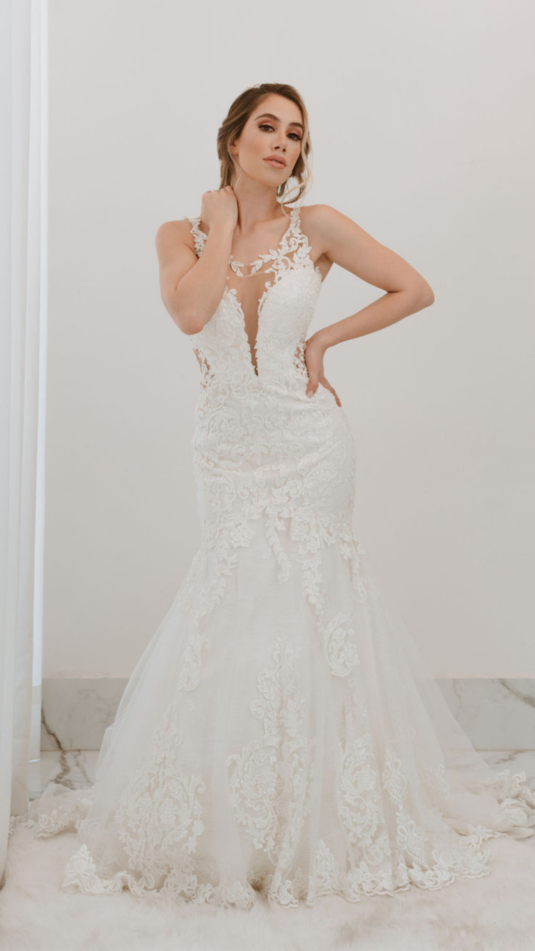 Vestido de novia con transparencia en costados