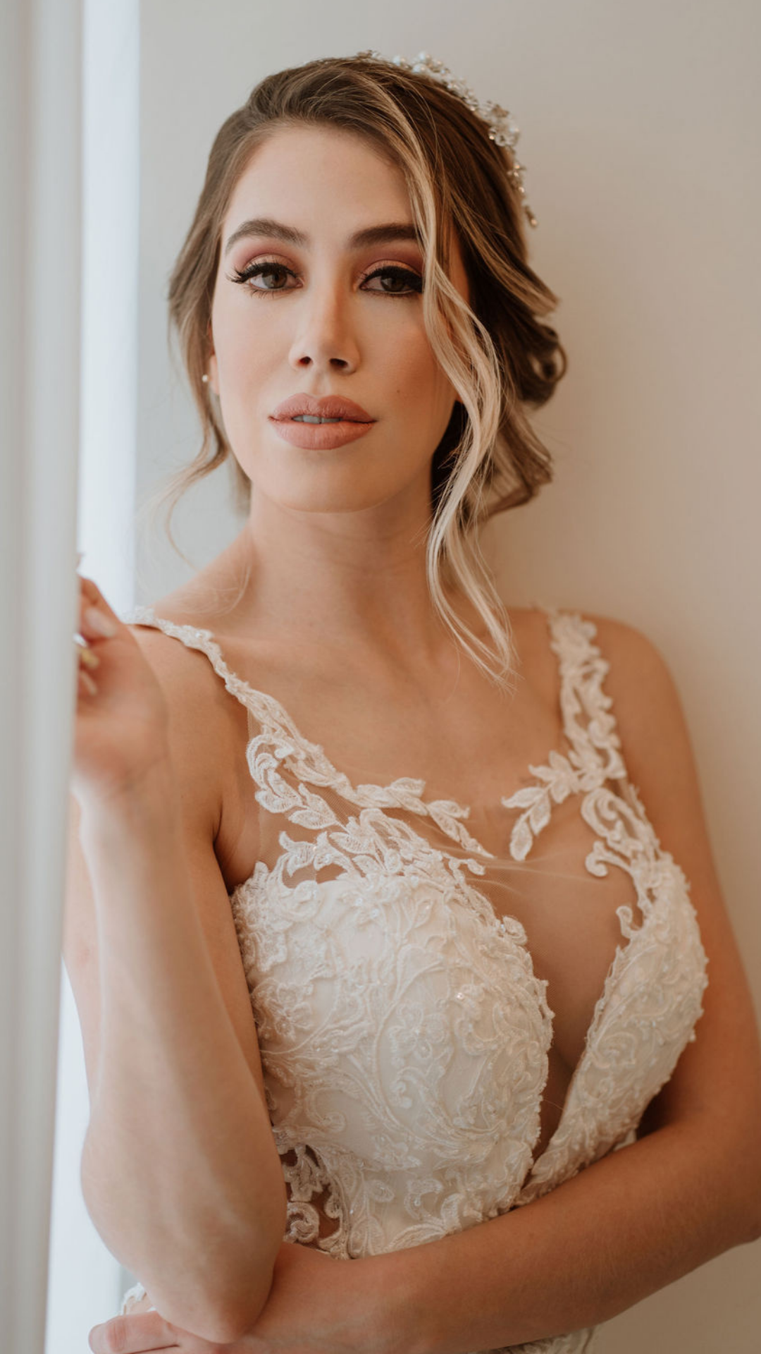 Vestido de novia con transparencia en costados