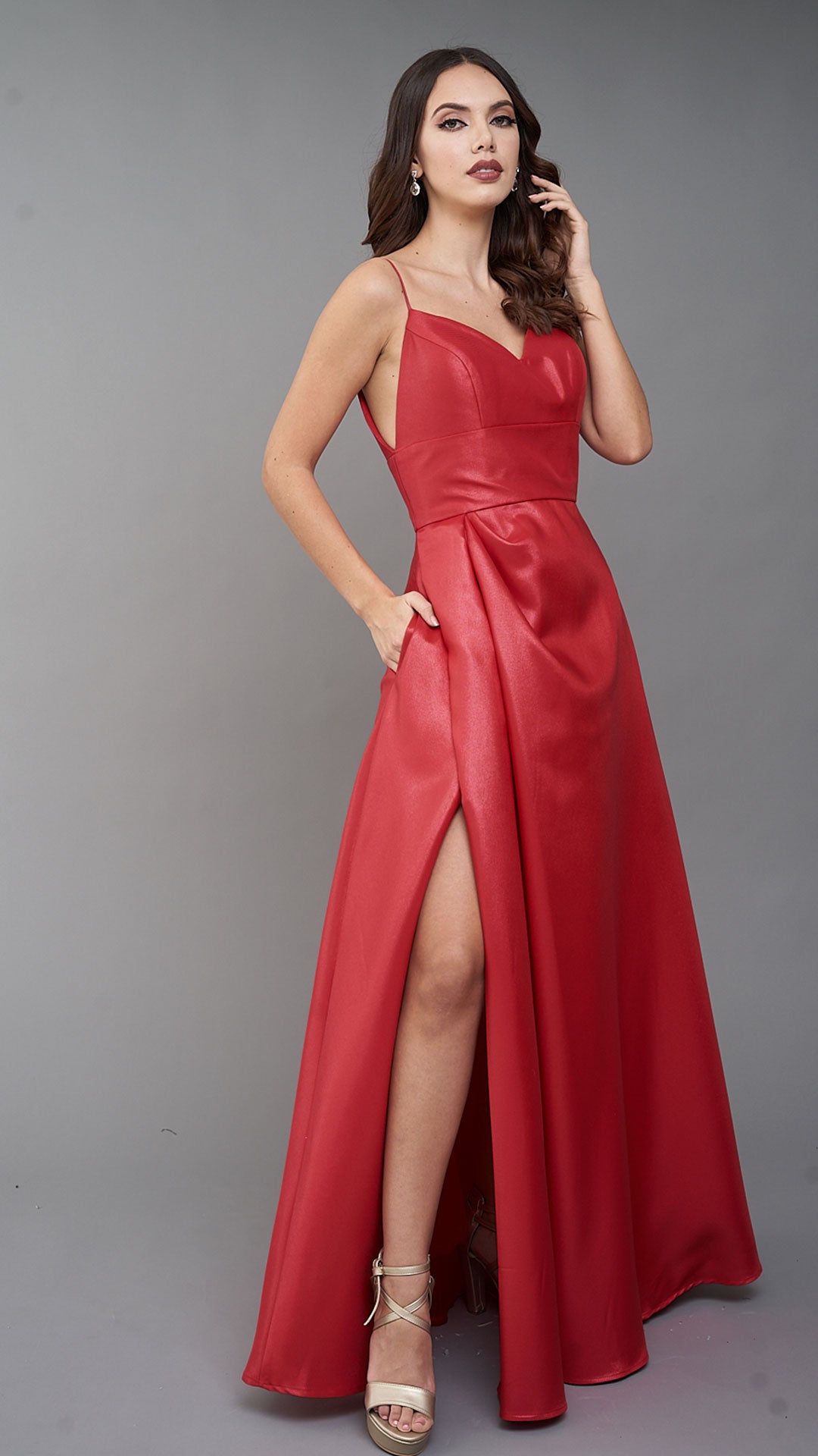 Vestido linea A con abertura pronunciada en pierna