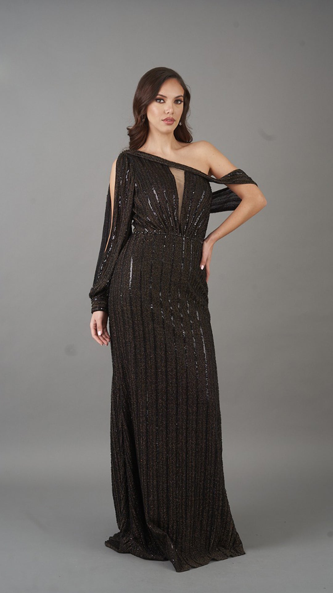 Vestido metalizado con escote asimétrico y hombro descubierto