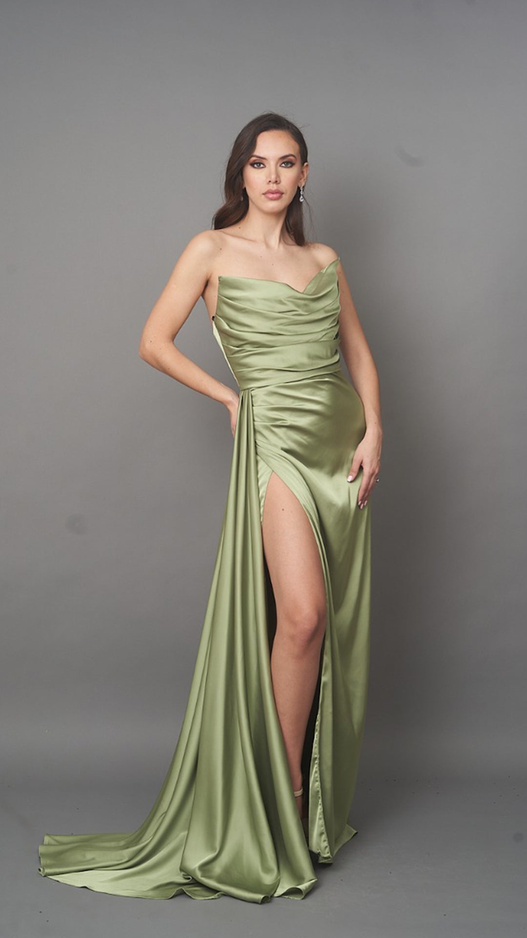 Vestido de satín con escote strapless y falda con abertura profunda