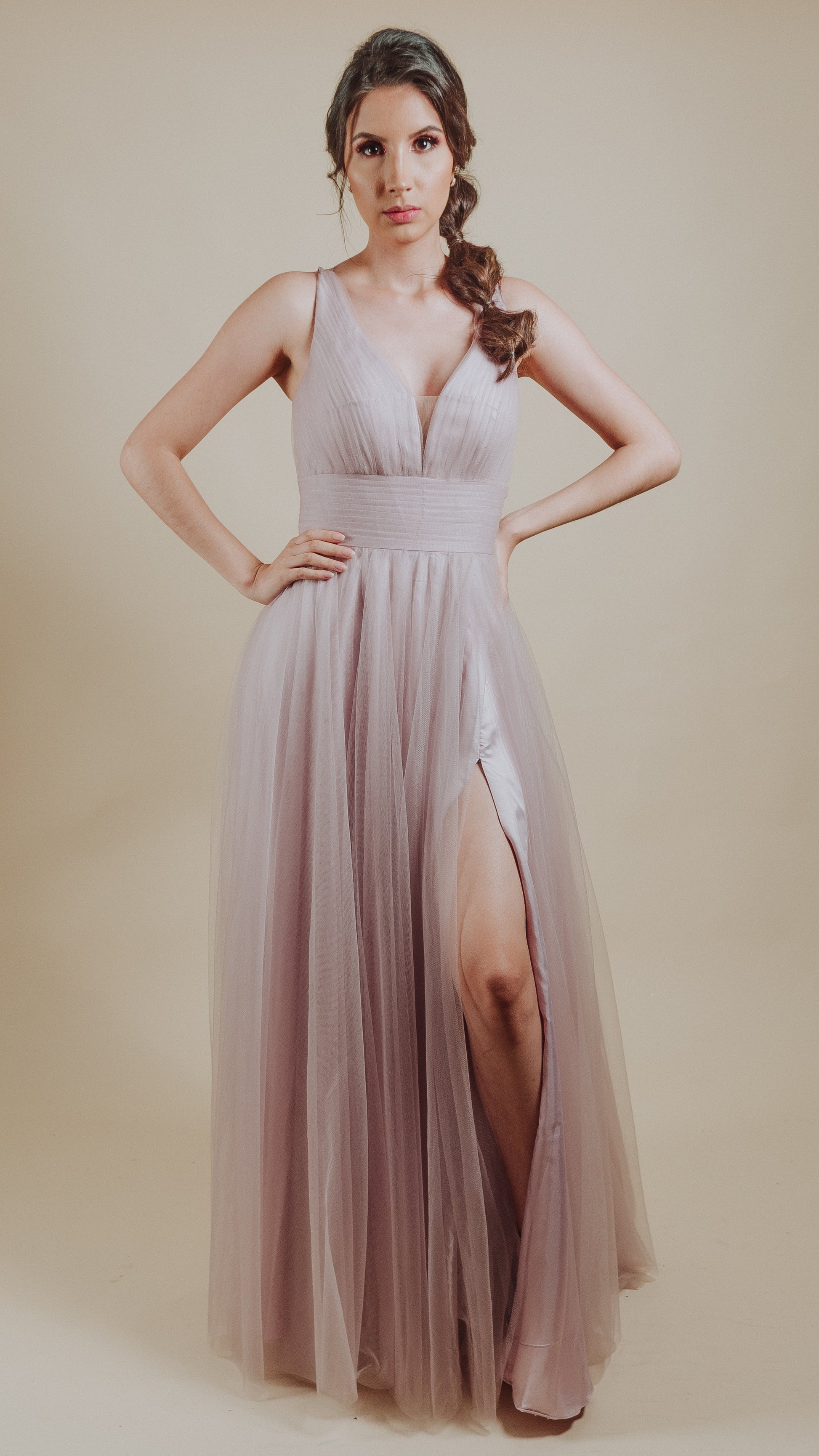 Vestido de tul drapeado con escote en V