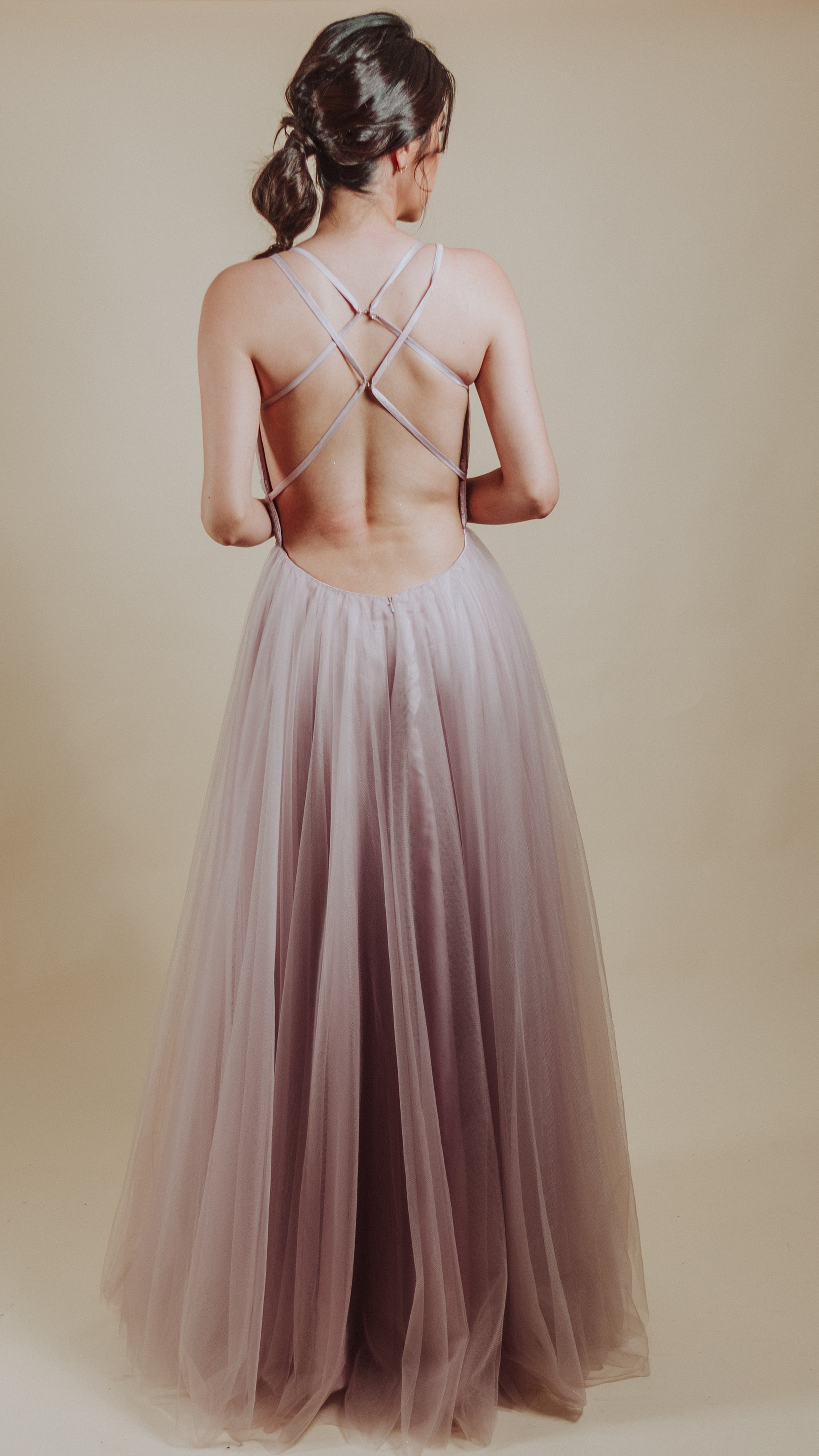 Vestido de tul drapeado con escote en V