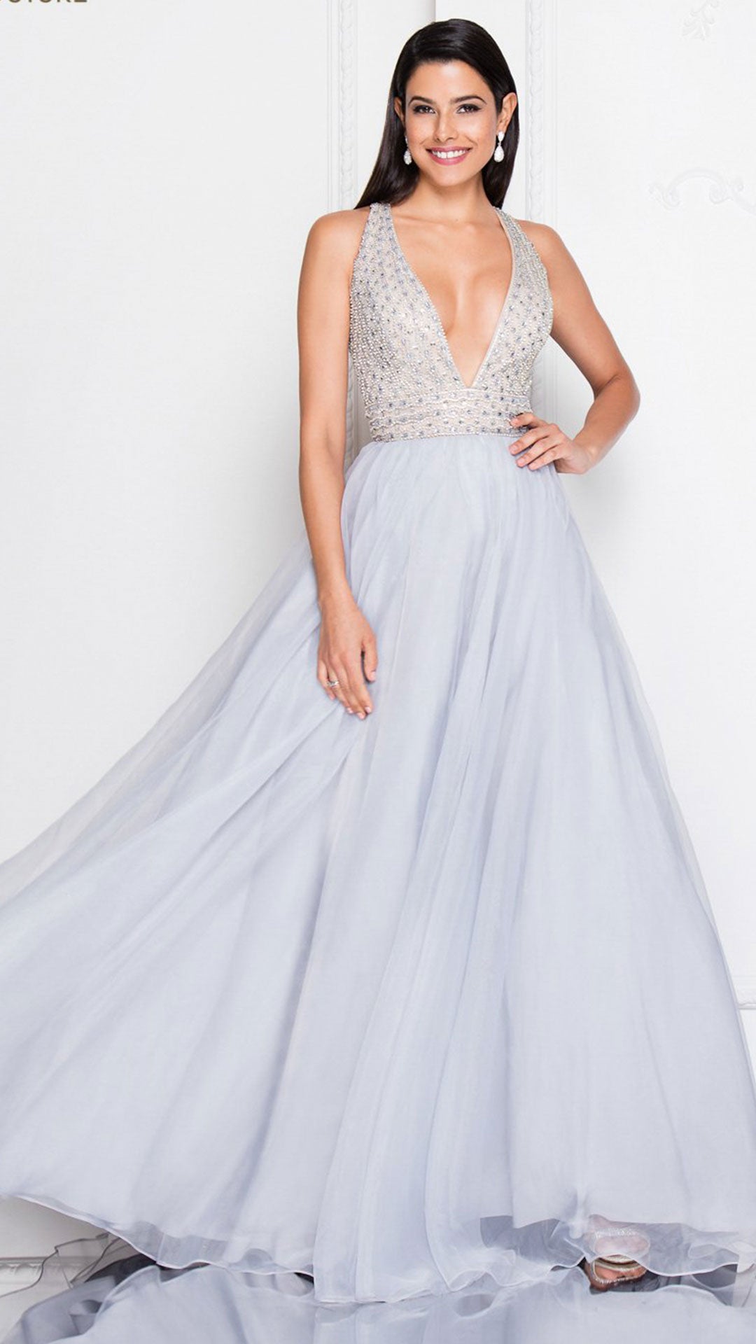 Vestido corte princesa con escote profundo
