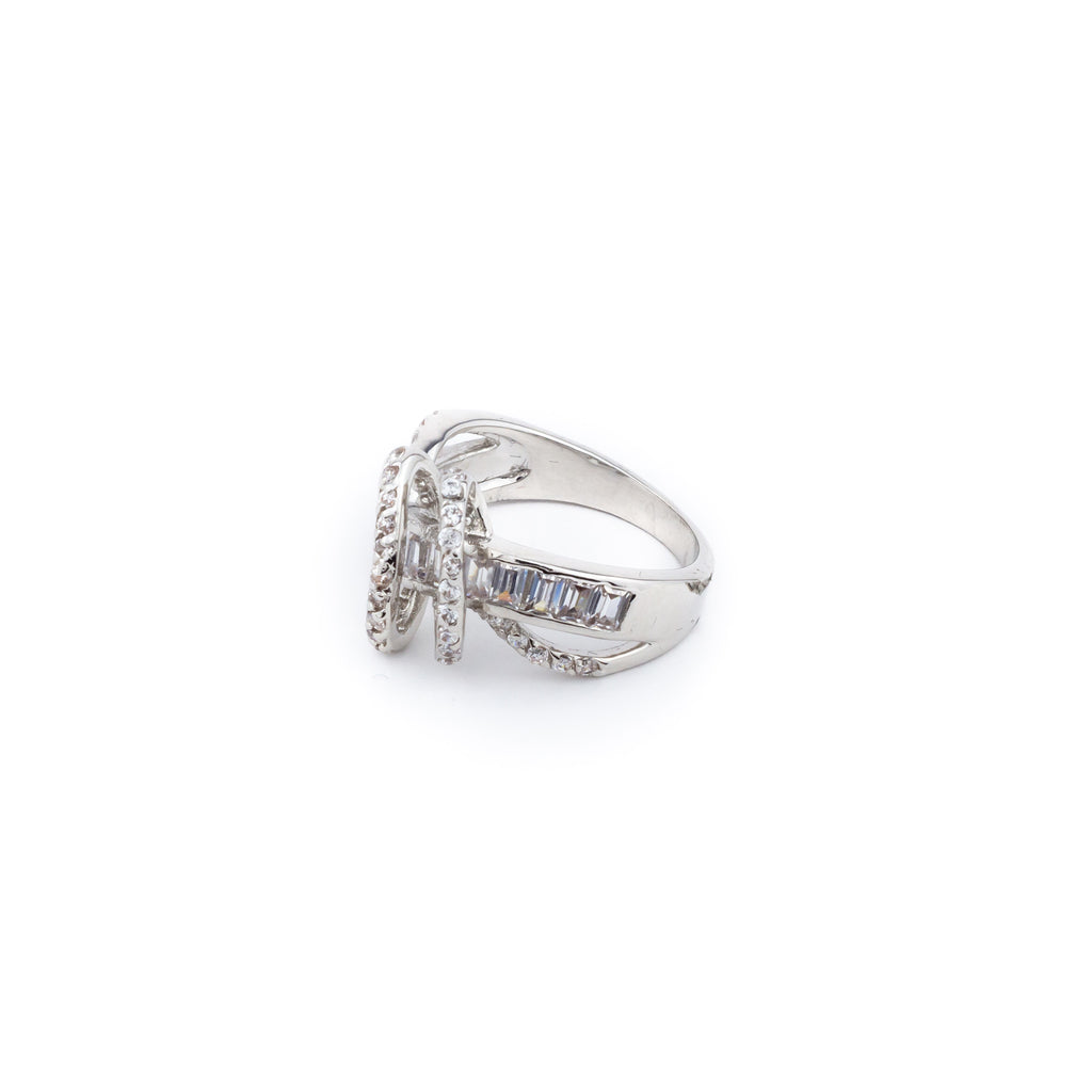 Anillo entrelazado con brillantes. - Laila's Dress