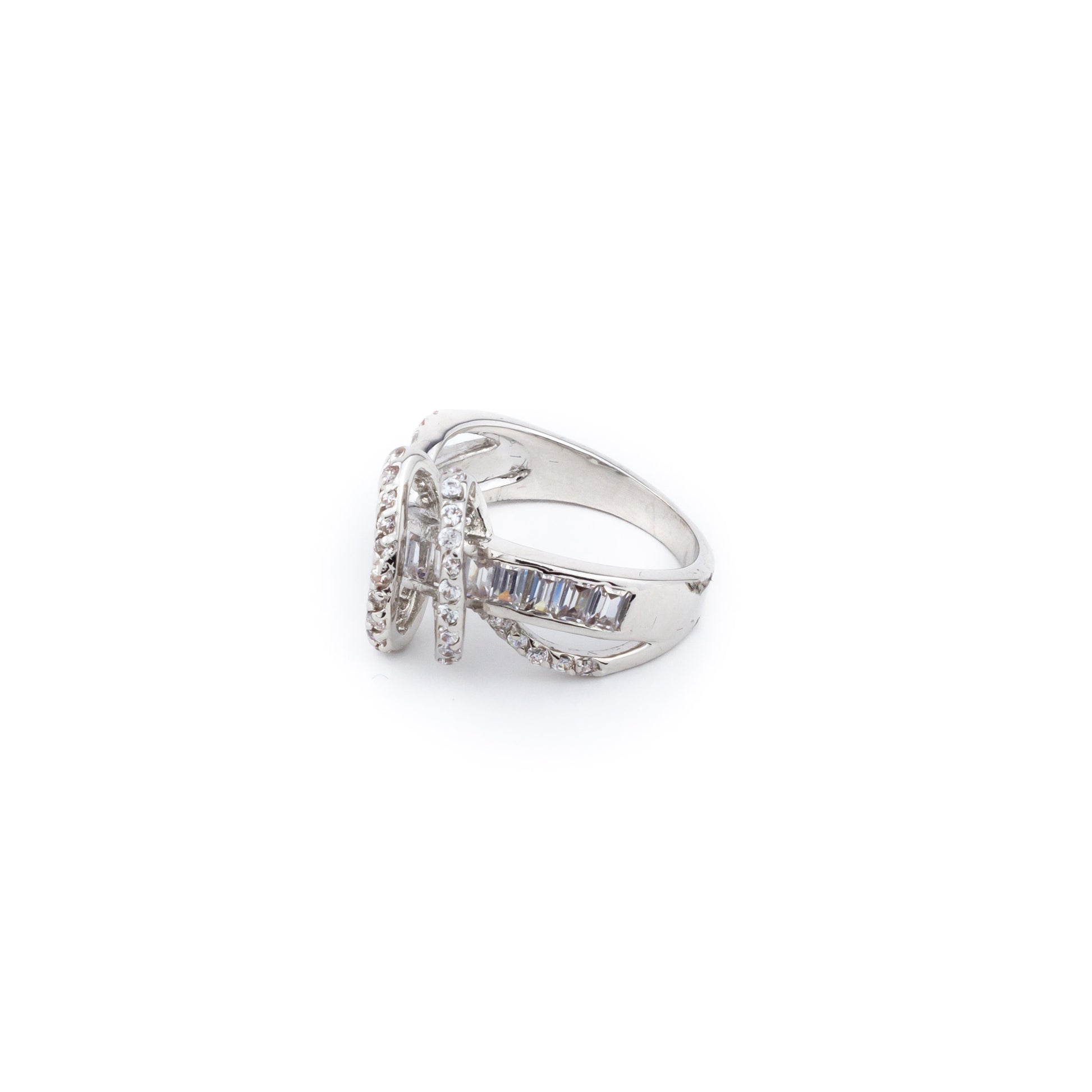 Anillo entrelazado con brillantes. - Laila's Dress