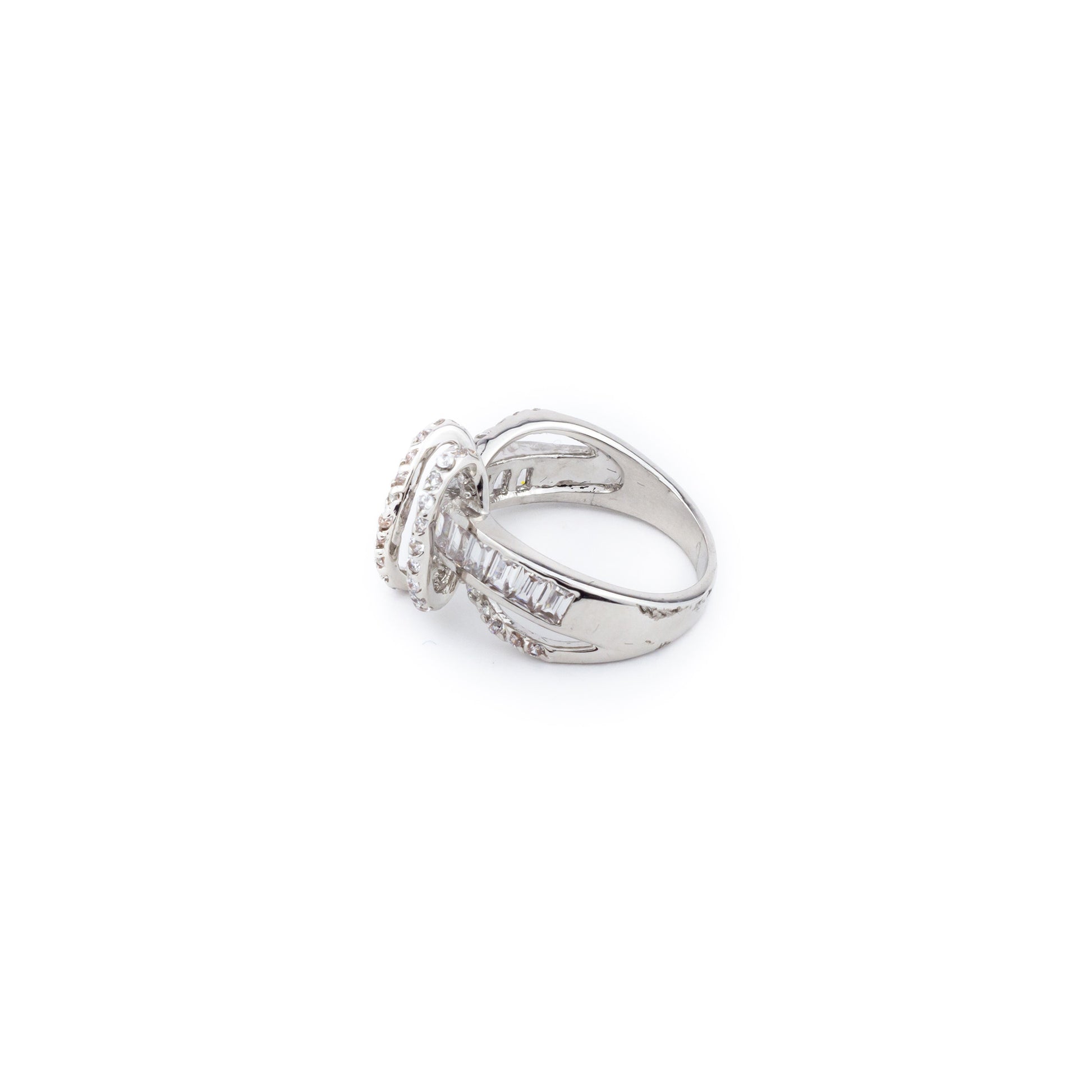 Anillo entrelazado con brillantes. - Laila's Dress