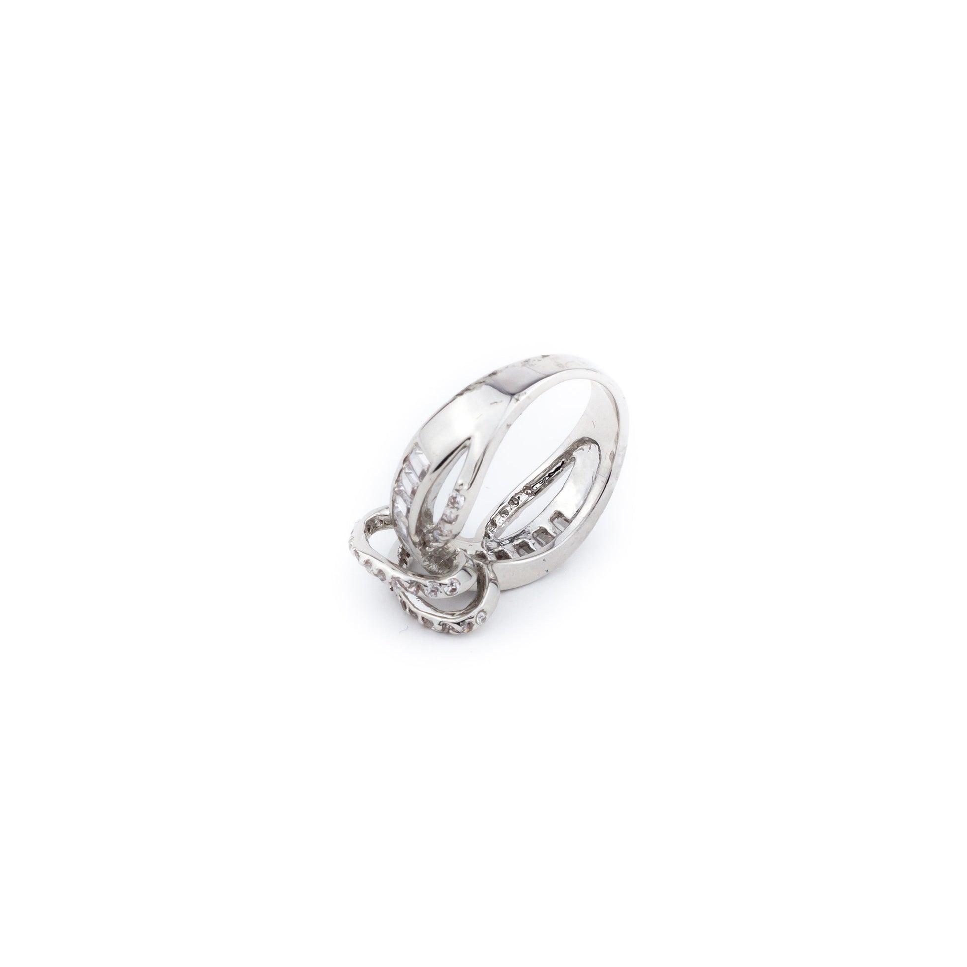 Anillo entrelazado con brillantes. - Laila's Dress