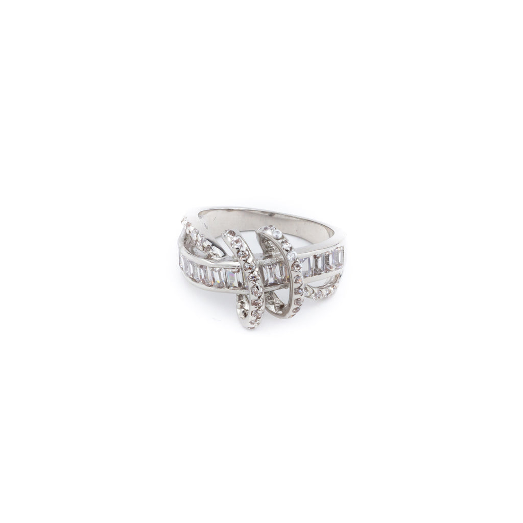 Anillo entrelazado con brillantes. - Laila's Dress