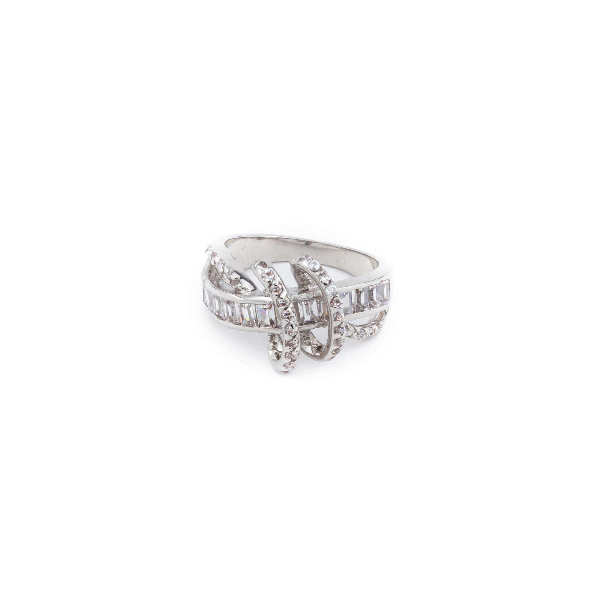 Anillo entrelazado con brillantes. - Laila's Dress