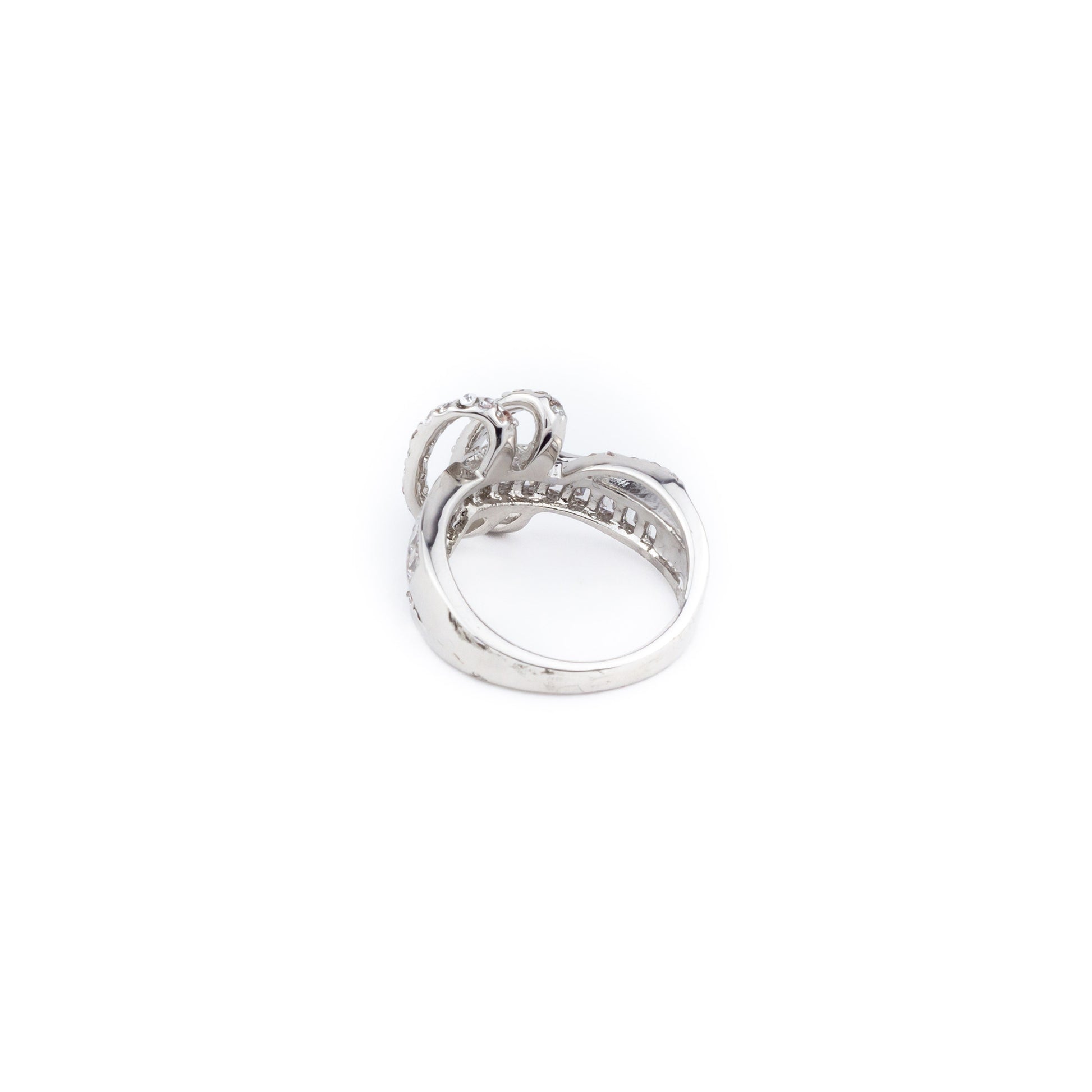 Anillo entrelazado con brillantes. - Laila's Dress