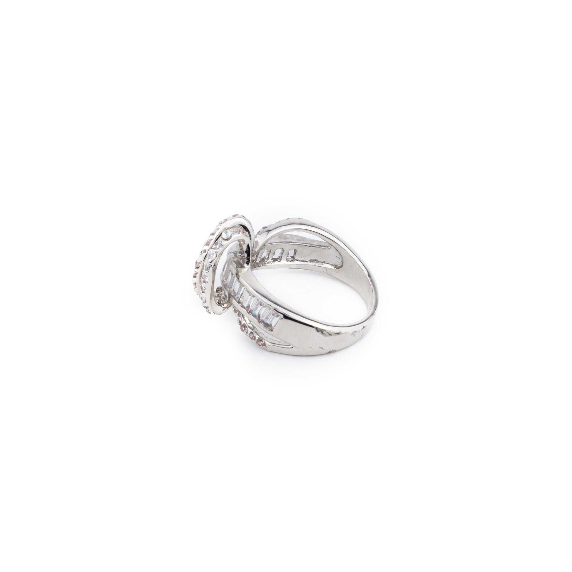 Anillo entrelazado con brillantes. - Laila's Dress