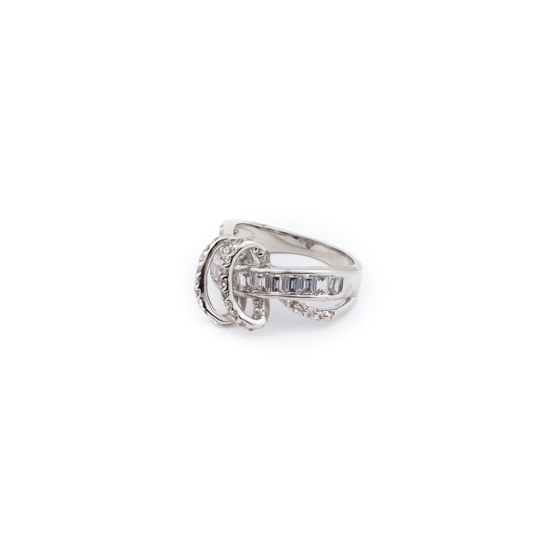 Anillo entrelazado con brillantes. - Laila's Dress