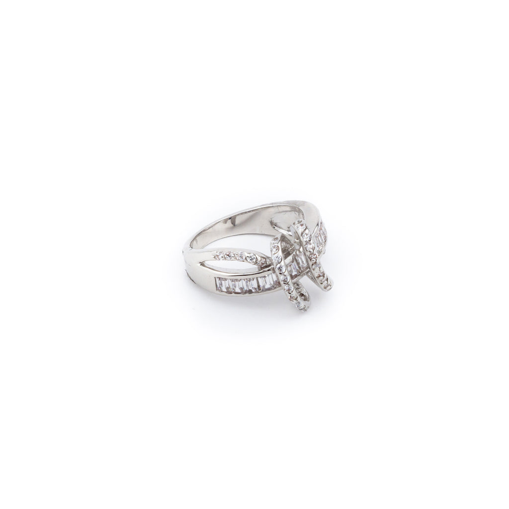 Anillo entrelazado con brillantes. - Laila's Dress