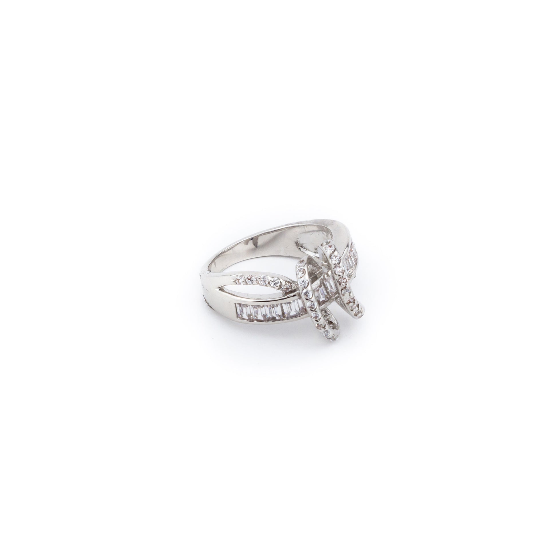 Anillo entrelazado con brillantes. - Laila's Dress