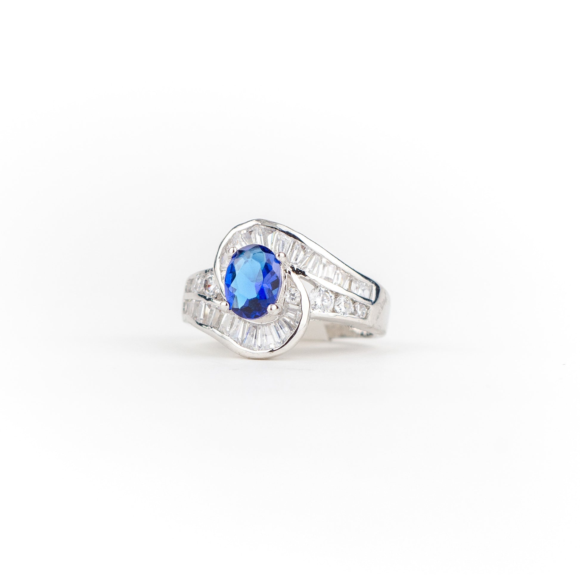 Anillo plateado con piedra azul zafiro - Laila's Dress
