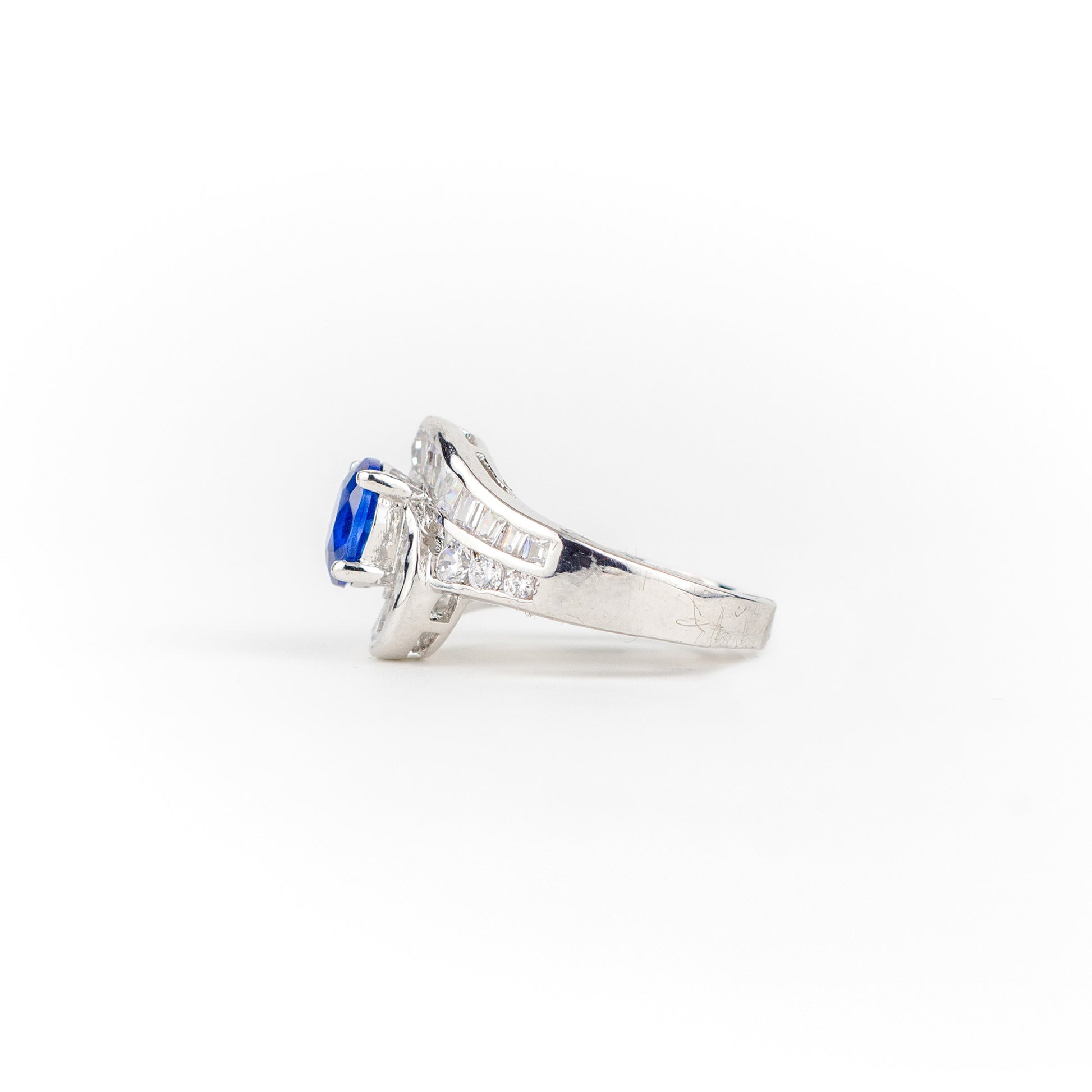 Anillo plateado con piedra azul zafiro - Laila's Dress
