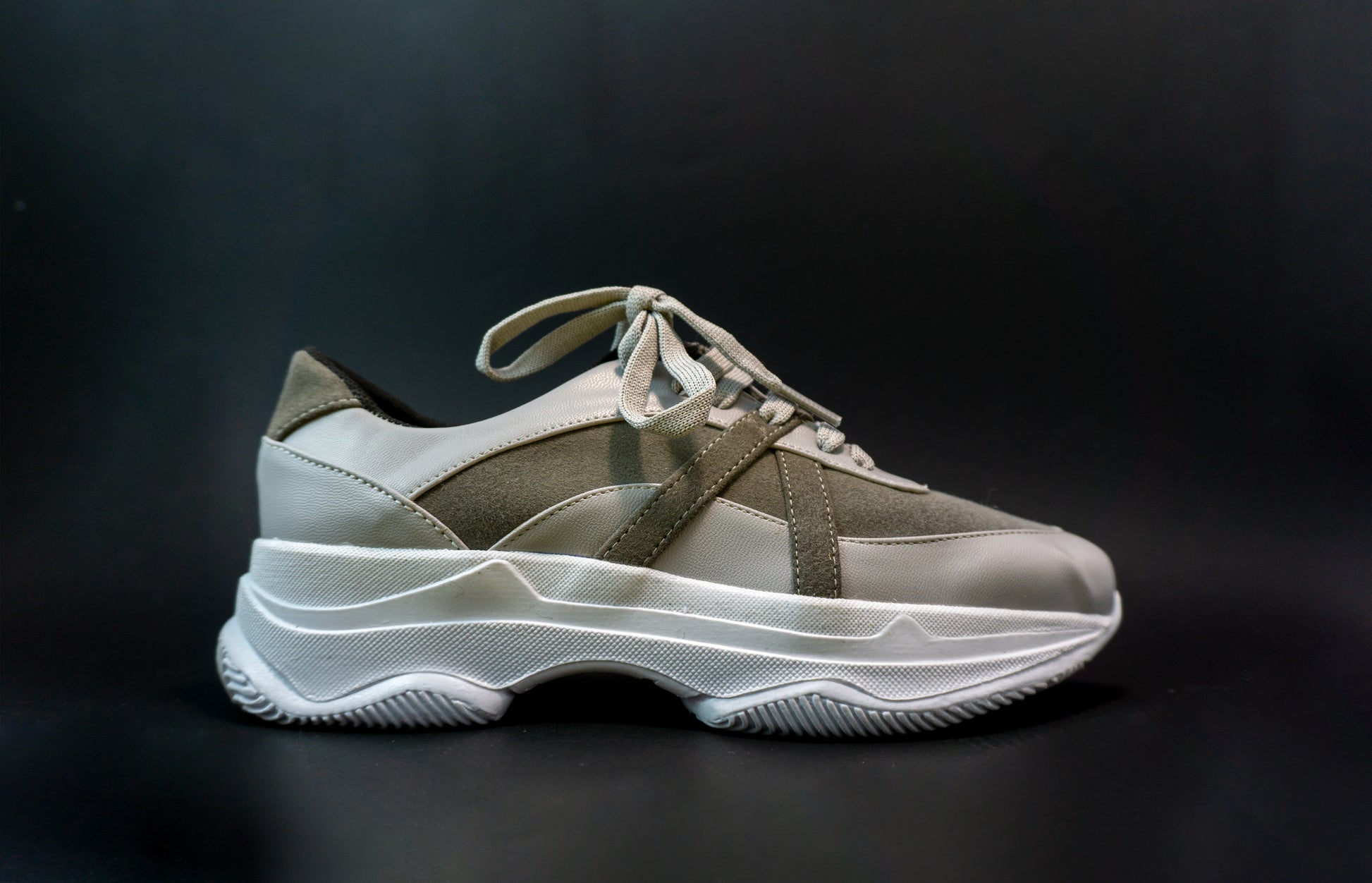 Tenis color gris con agujeta y suela blanca