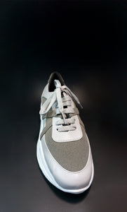 Tenis color gris con agujeta y suela blanca