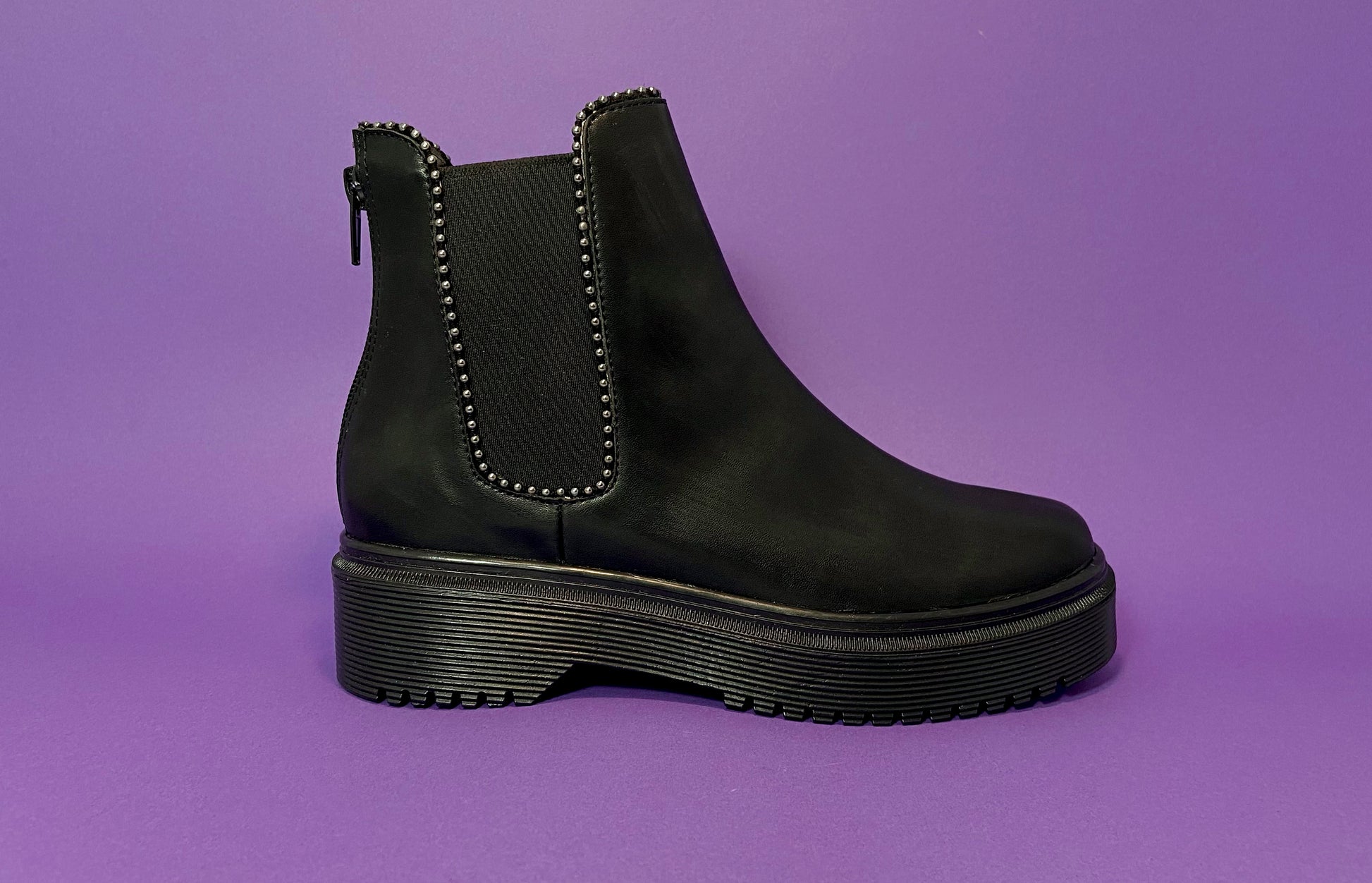 Botines negros con tira de esferas metálicas