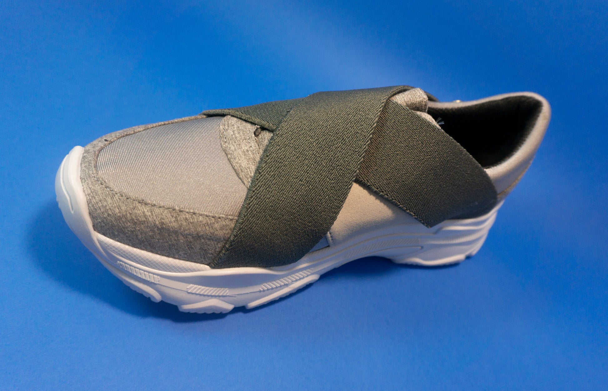 Tenis color gris con suela blanca