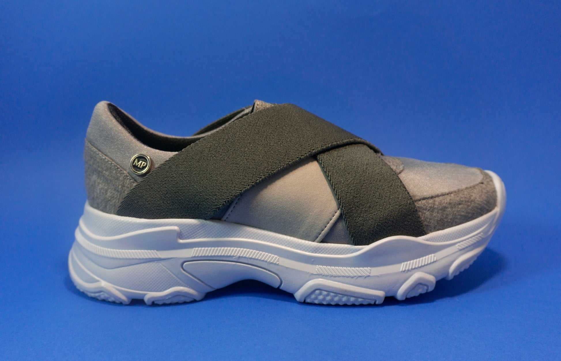 Tenis color gris con suela blanca