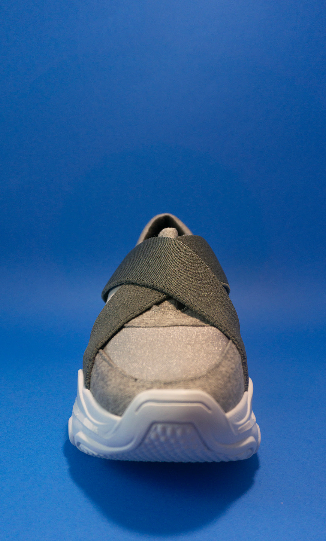 Tenis color gris con suela blanca
