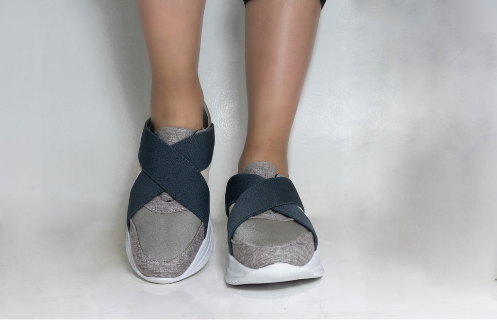 Tenis color gris con suela blanca