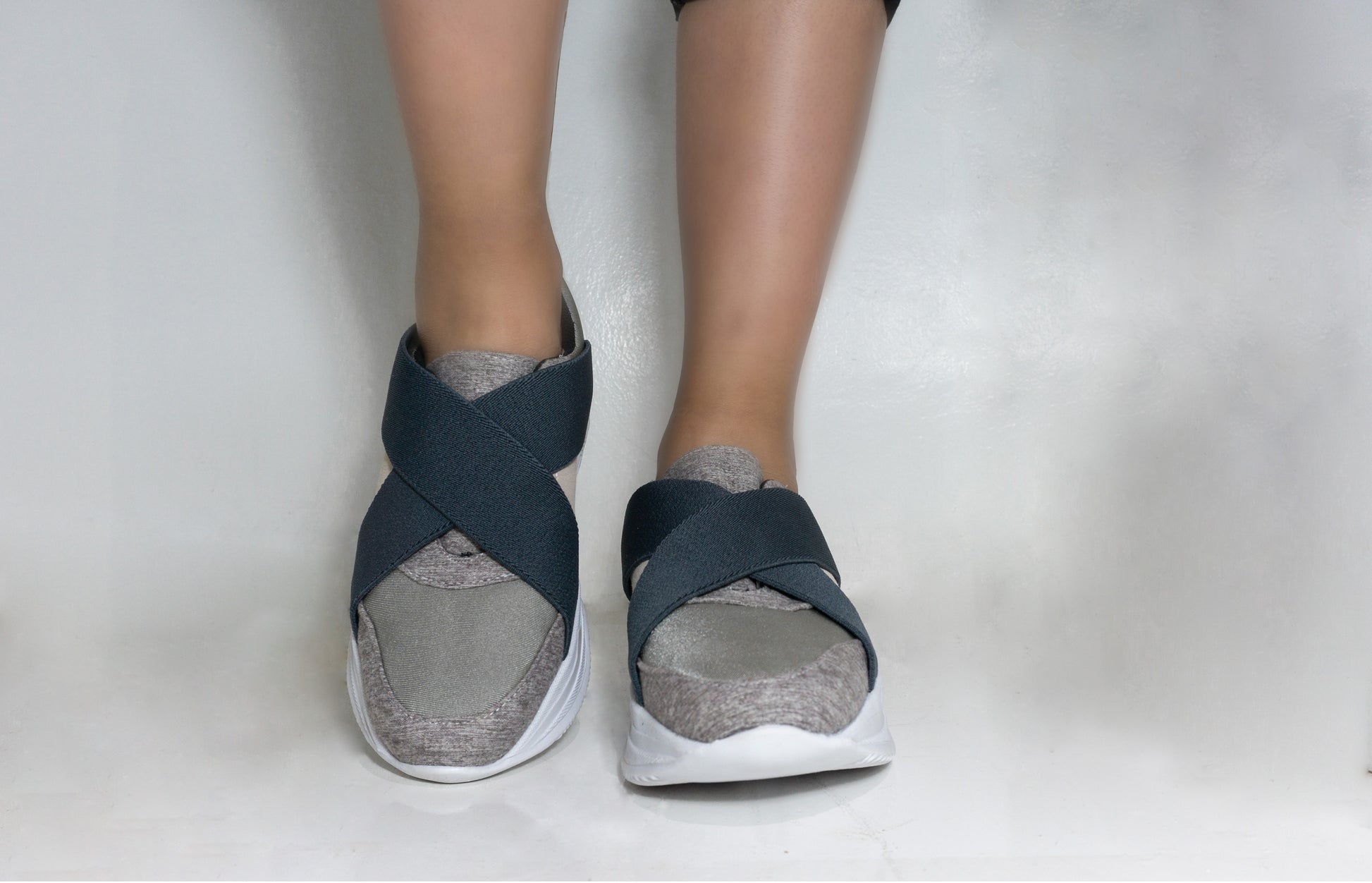 Tenis color gris con suela blanca