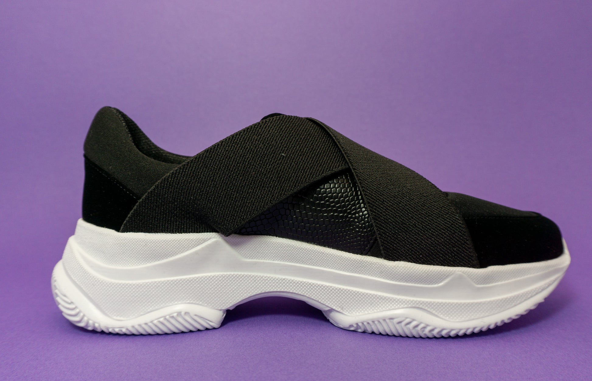 Tenis color negro con suela blanca