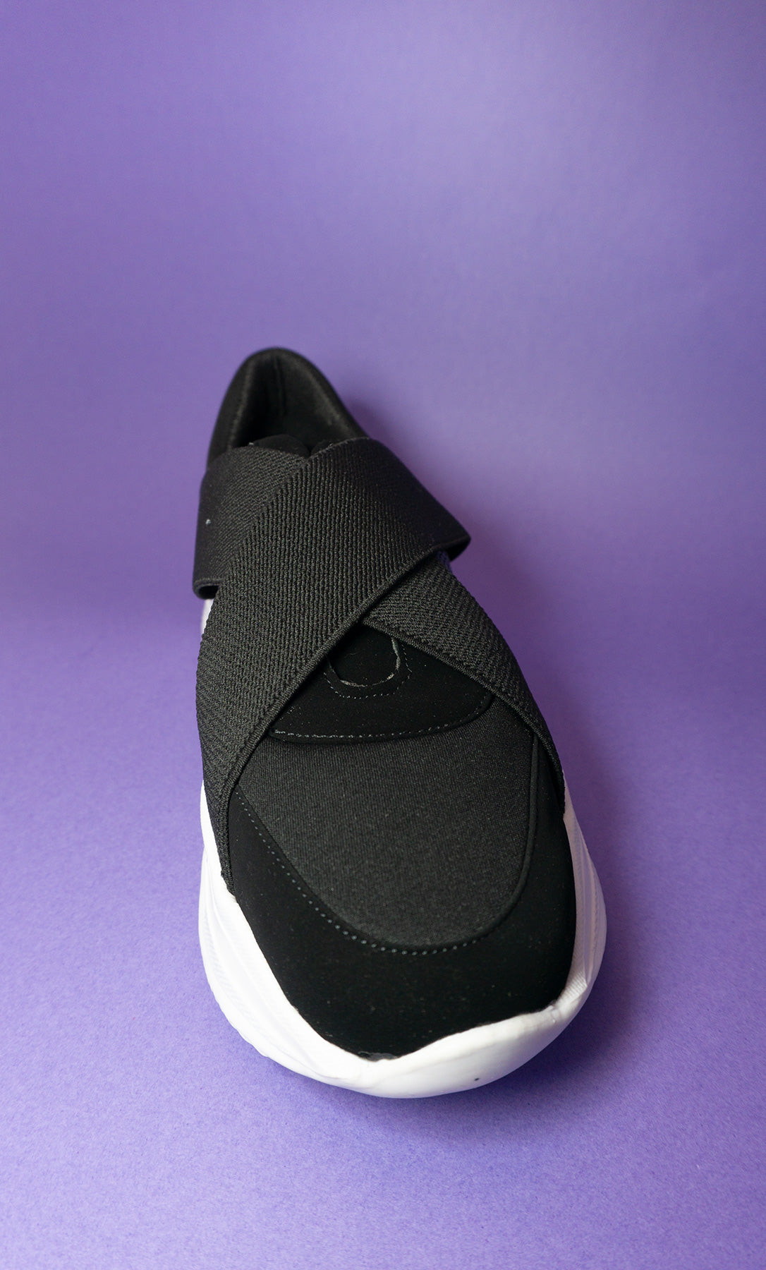 Tenis color negro con suela blanca