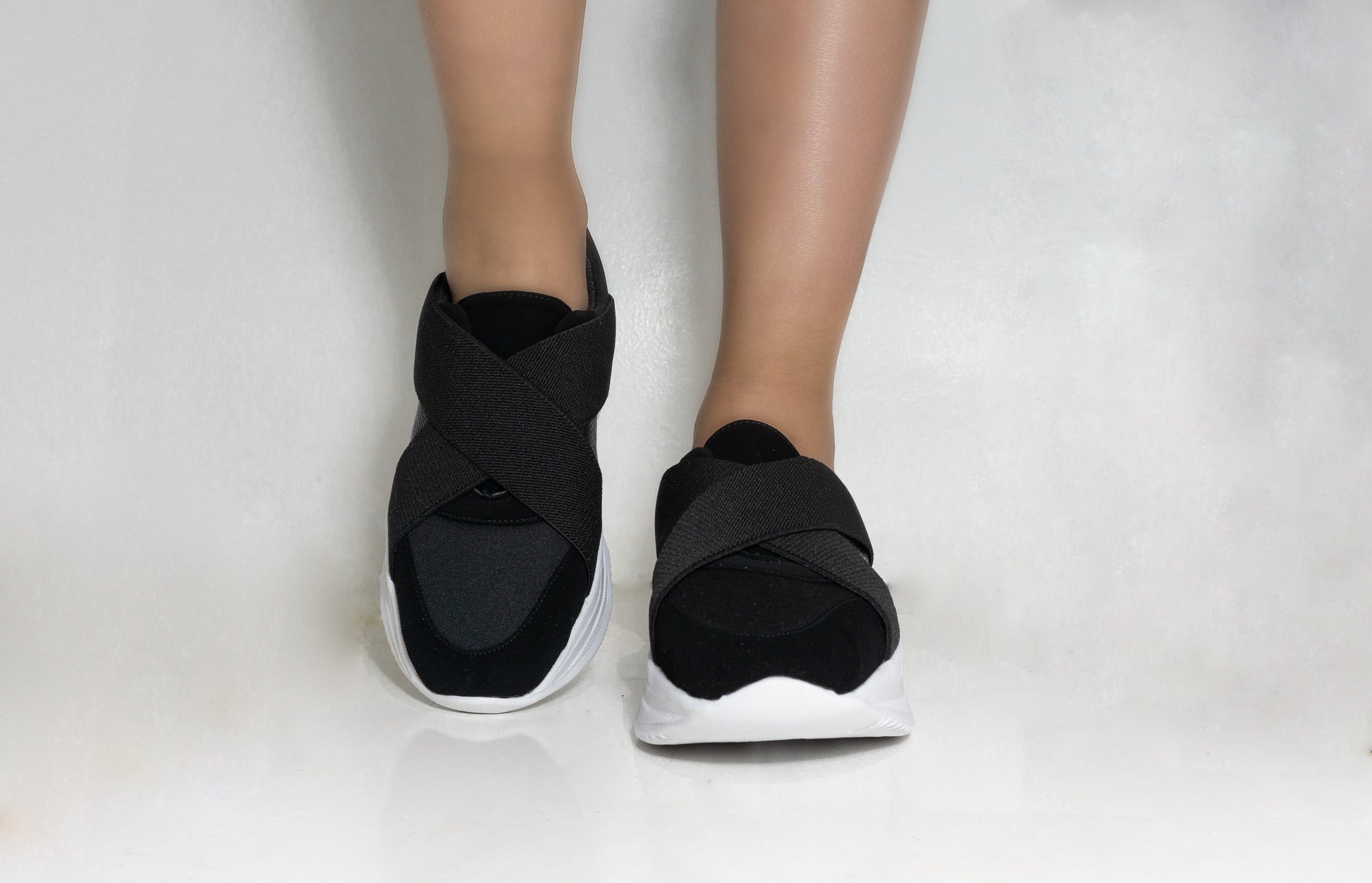 Tenis color negro con suela blanca