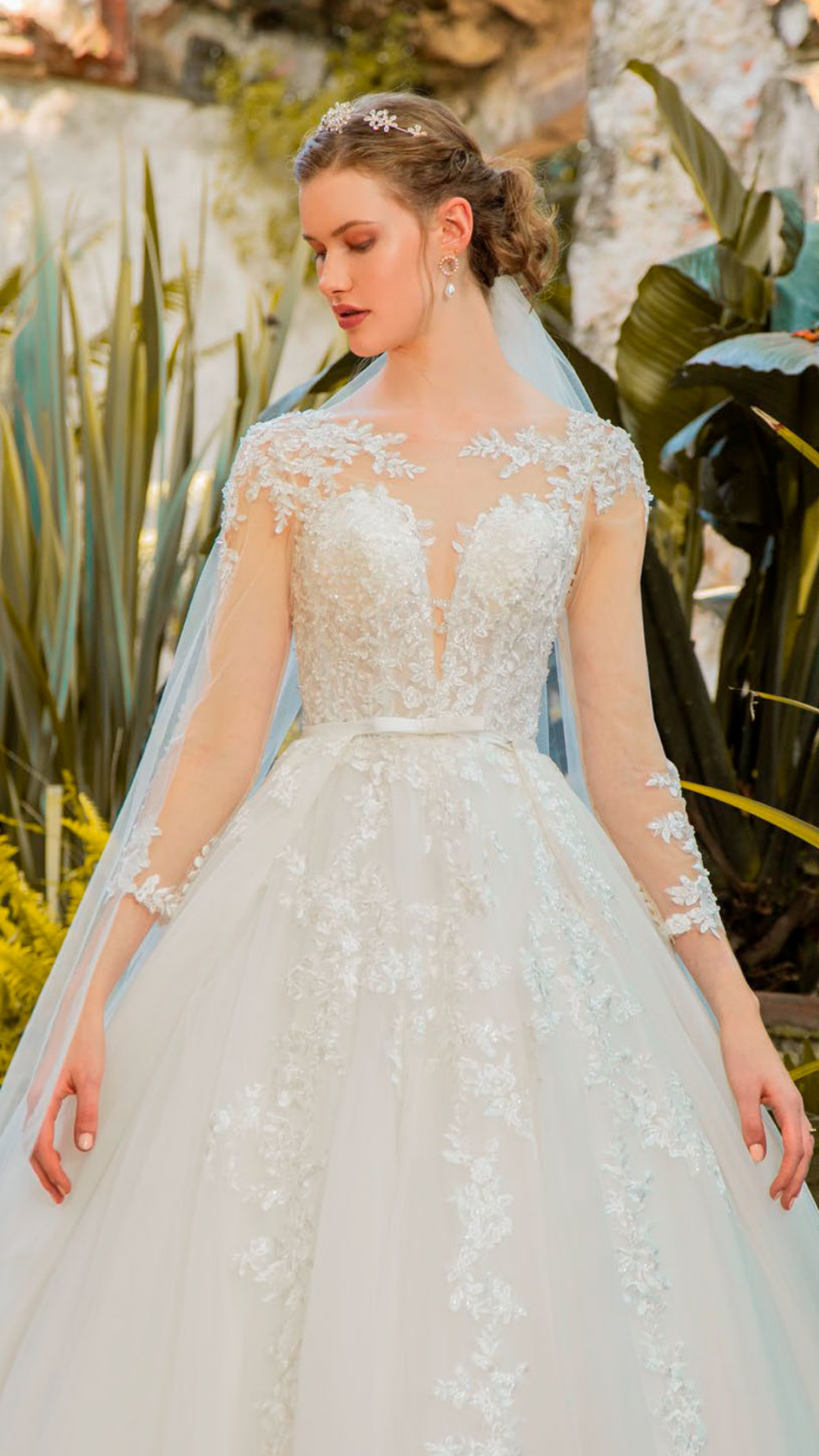 Vestido de novia con escote en V manga larga con botones